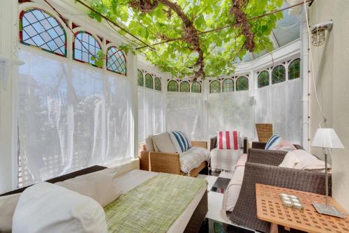 a room with a bed and chairs and a window at 5 Bed in Torquay oc-rutlod in Torquay