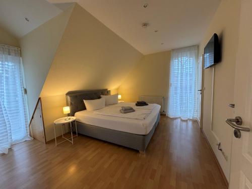 a bedroom with a bed and a television in it at Cliner Blick in Wittmund