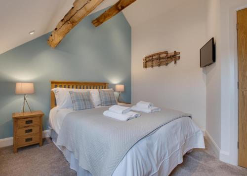a bedroom with a bed with towels on it at 4 Bed in Bala oc-bow66 in Bala
