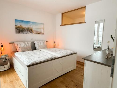 a bedroom with a bed in a room at Ferienwohnung Seeschlösschen am Dümmer See in Lembruch