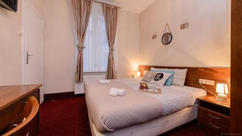 een hotelkamer met een bed en een raam bij Pokoje goscinne na Monte Cassino in Sopot