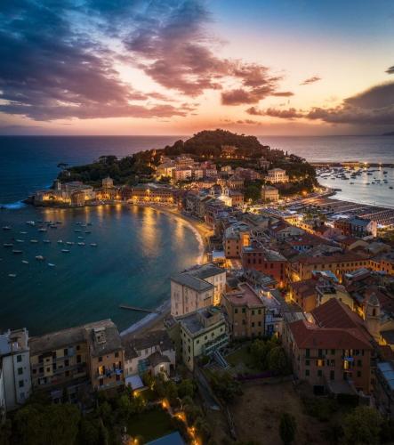 an aerial view of a city with the ocean at DIMORA della TORRE a due passi dal mare in Sestri Levante