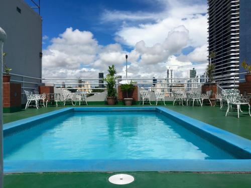 a swimming pool on the roof of a building at Hotel 2 Mares in Panama City