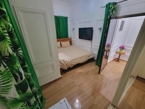 una piccola camera da letto con un letto e una finestra di Résidence strawberry a Brazzaville