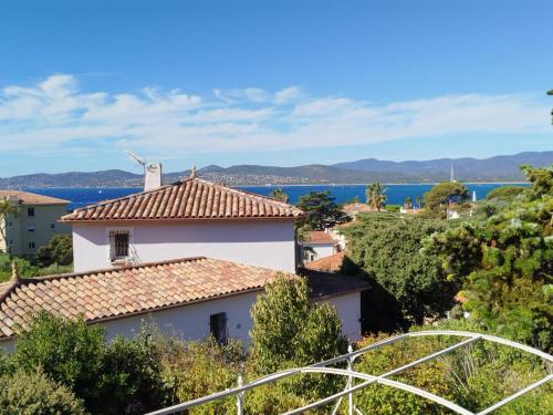 Appt 83m2 rez de jardin dans villa parc privé balcon vue mer