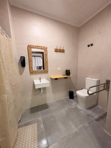 a bathroom with a toilet and a sink at LITTLE Hostel in Puerto de Sagunto
