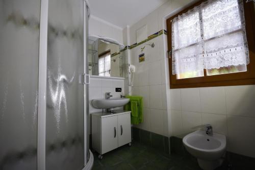 Bilik mandi di Chalet alla Cascata