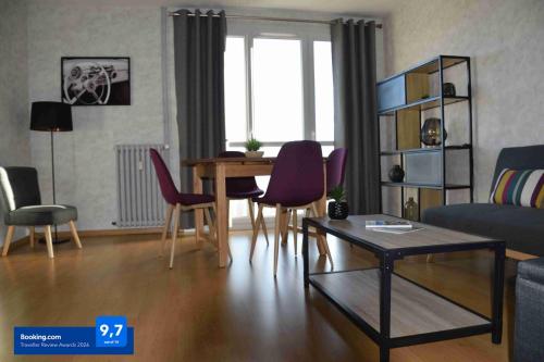 a living room with a table and chairs at Pour une agréable pause au Parc ! in Alençon