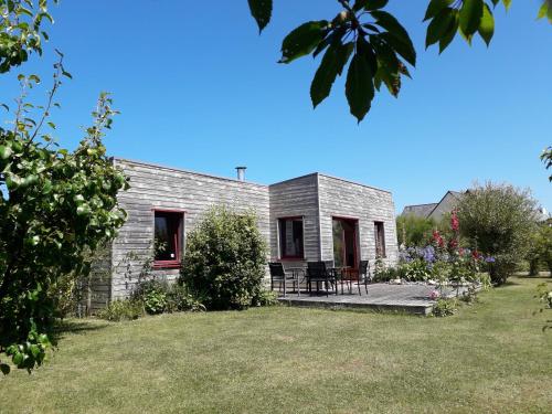 maison lumineuse dans un grand jardin arboré et très proche des plages