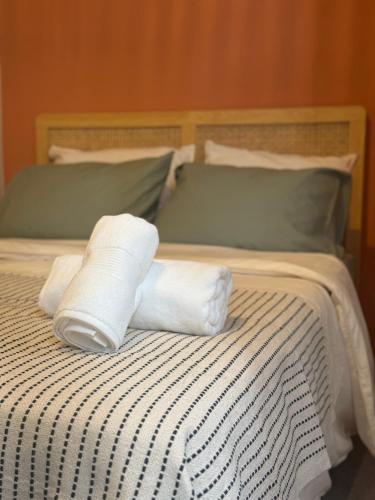 a pair of rolled up towels on a bed at Charmant studio cosy - hypercentre Capitole in Toulouse