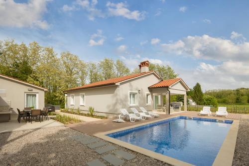 Villa Meadow for 6 persons near Labin - Rabac with 28 m2 heated pool & kids playground