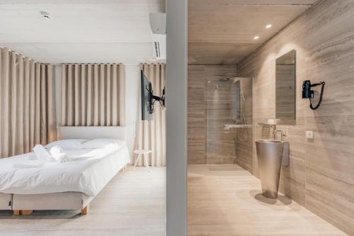 a bedroom with a bed and a walk in shower at Coliving - Bord de Meuse - L'instant in Oupeye
