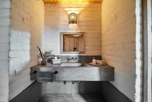 a bathroom with a sink and a mirror at Casa Estrella, Mountain View in Malinalco