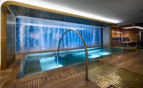 Mamaison Hotel Chain Bridge Budapest — Swimming pool