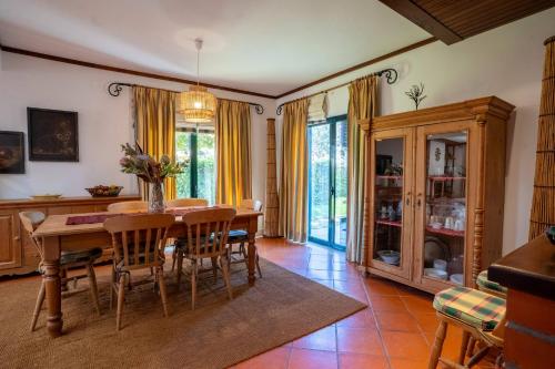 a dining room with a table and chairs at R3 - Miravillas - Rosas 33 in Mira