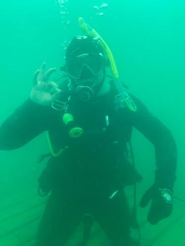 Ein Taucher mit Maske und Schnorchel im Wasser in der Unterkunft Chill Camp in Giewartów