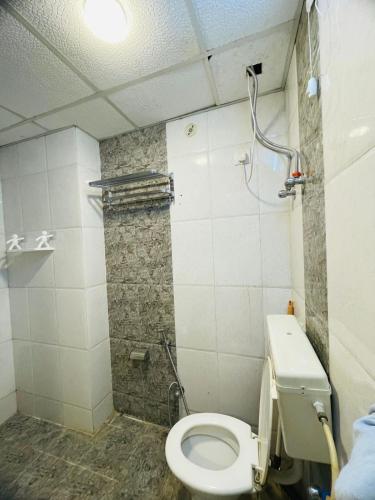 Vantage View - 2BHK Apartment في Nalmatha: حمام صغير مزود بمرحاض ودش