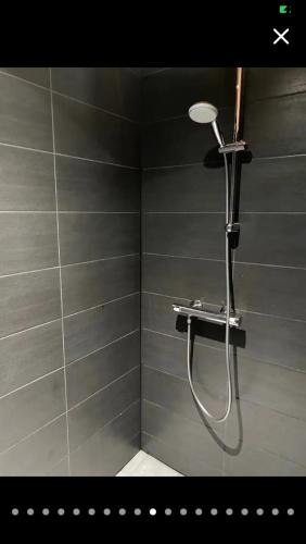 una doccia in un bagno con un soffione doccia di Esprit-cabane a Lège-Cap-Ferret