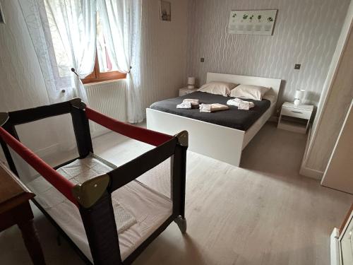 a small bedroom with a bed and a chair at Le gîte a momo in Annoire