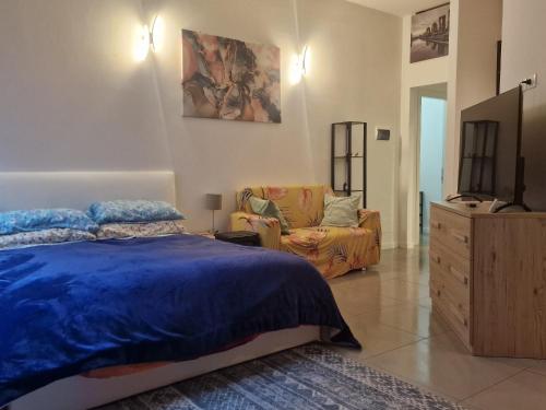 a bedroom with a bed and a couch at Ricky-Lerua Holiday Residence in Florence