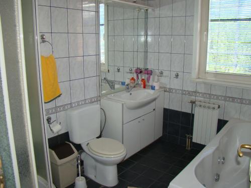 Ένα μπάνιο στο Guest House Zamak