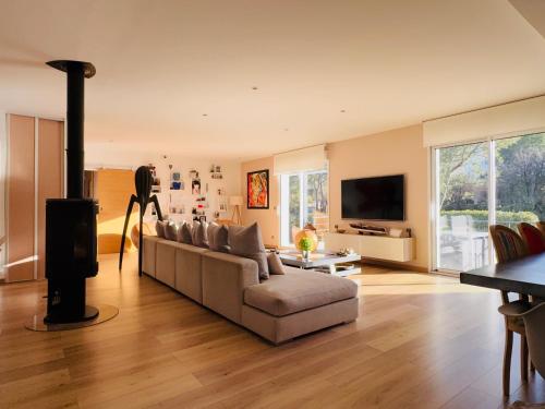a living room with a couch and a tv at Villa Grey - Brignoles - Provence verte in Brignoles