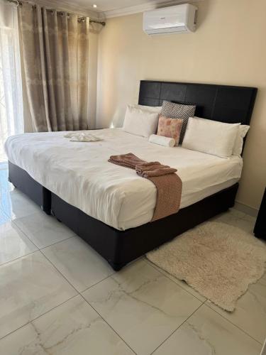 Llit o llits en una habitació de Restful Stays