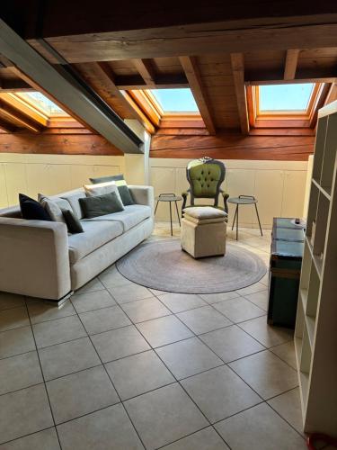 ein Wohnzimmer mit Sofa und Sessel in der Unterkunft Spazio 28 - free private parking in Mantua