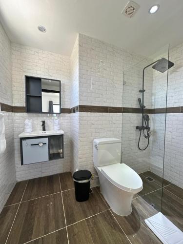 a bathroom with a toilet and a shower at Arena Aparta Hotel in Punta Cana