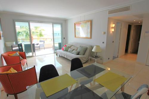 Fully equipped apartment with large terrace lounge area