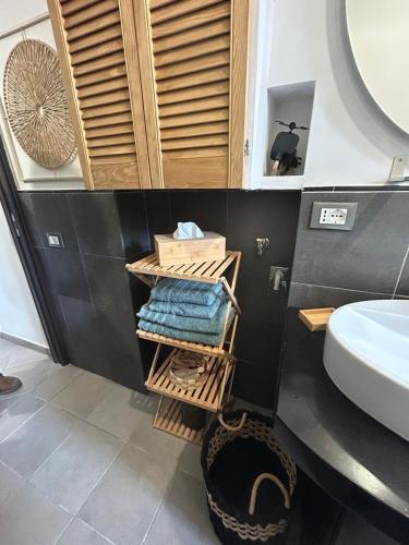 a bathroom with a sink and a toilet and towels at NEpicentro2 in Nepi