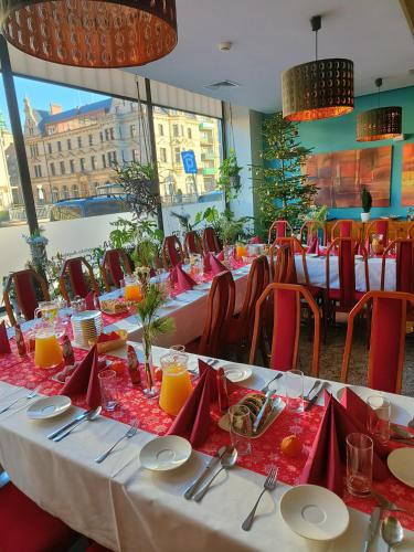 a dining room with tables and chairs with red napkins at Kamienica Pod Aniołami in Wrocław