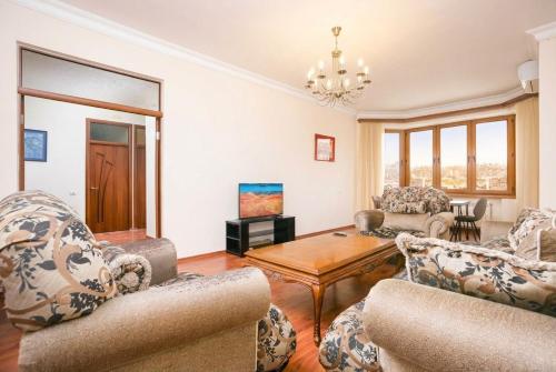 Sunny 3 Bedrooms with 2 Baths, Great City View