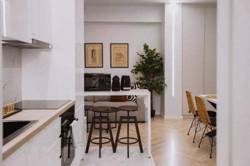 Modern 2 BR 2 BA near Acropolis and Plaka