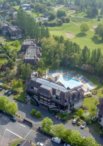 an aerial view of a large building with a pool at Appartement 1 Chambre 4 Pers - Piscine Chauffé - Parking Gratuit - Vue Golf Deauville - La Deauvillaise Résidence du Golf in Deauville