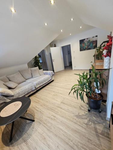 a living room with a couch and a table at 84m2 Ferienwohnung - Landquartier Moik Ankommen - Durchatmen - Abschalten in Ebenthal