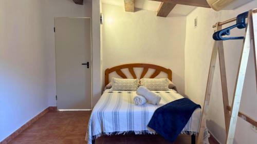a bedroom with a bed with two towels on it at MarketHome Ecolodge Plataneras 2 in Chío