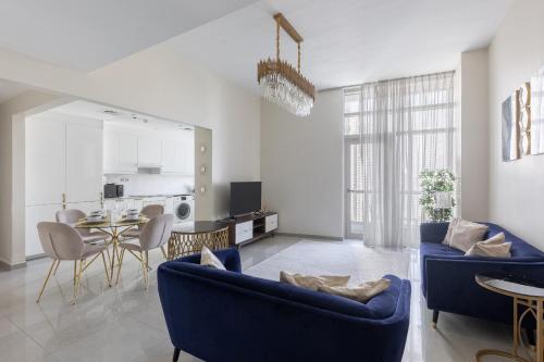 Bright 2BR Marina View with Balcony
