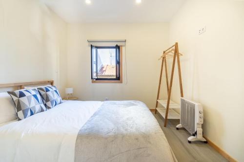 a bedroom with a bed and a television in it at Sunset Apartments in Ovar