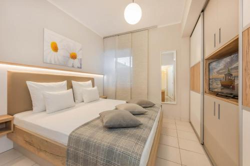 ein Schlafzimmer mit einem großen Bett mit Kissen darauf in der Unterkunft Südwind 13 in Zempin