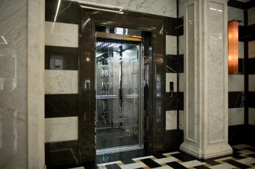 eine Dusche mit Glastür im Badezimmer in der Unterkunft Aivazovsky Congress Hotel & Spa in Gjumri