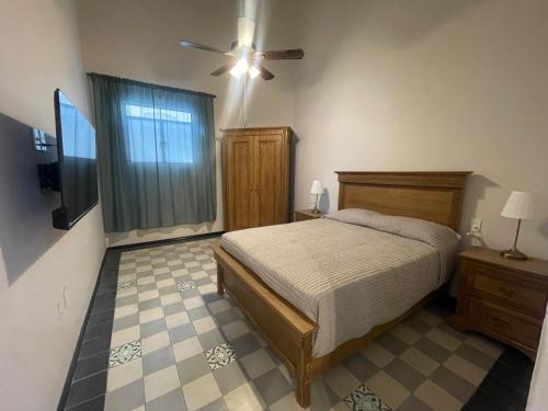 a bedroom with a bed and a ceiling fan at Apartartamento Centrico 27 Chapala in Chapala
