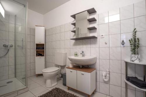 a bathroom with a toilet and a sink and a shower at Ferienwohnung Neue Markstraße in Hameln