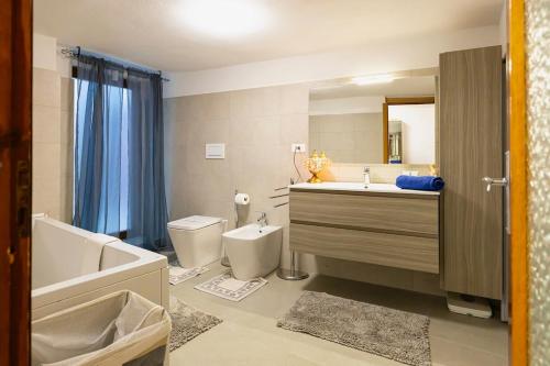 a bathroom with a tub and a toilet and a sink at La Casa della Musica by Le Case di Tati in Carpasio