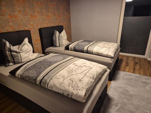 two twin beds in a room with at Lewitz-Urlaub in Lübesse