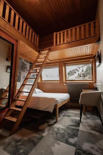 เตียงในห้องที่ Gîte-Hôtel Le P'tit Cham