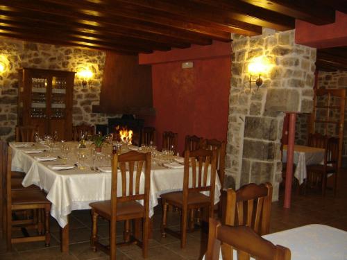 Hostal Casa Laure y Mª Jose tesisinde bir restoran veya yemek mekanı