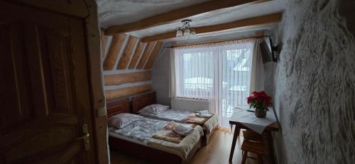 a small bedroom with a bed and a window at Willa na Bartkowym Wierchu in Gliczarów Górny