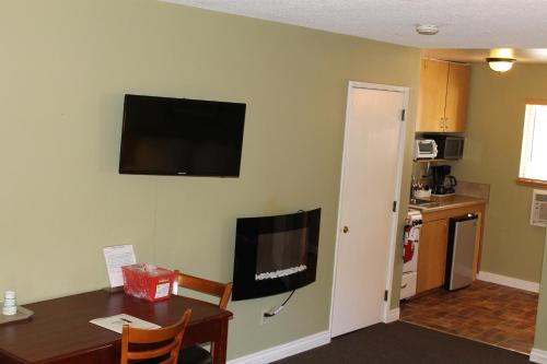 a living room with a table and a television on the wall at Big Pines Mountain House in South Lake Tahoe
