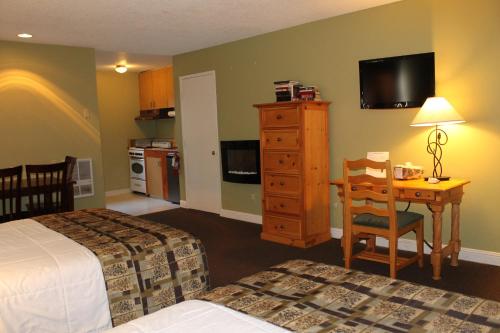 a hotel room with a bedroom with a desk and a bed at Big Pines Mountain House in South Lake Tahoe